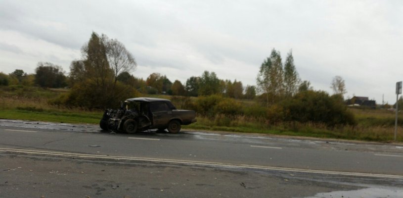 На 262-м км М5 "Урал" ВАЗ-2107 столкнулся с двумя КамАЗами