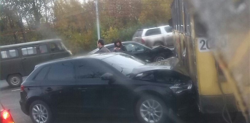 Сразу две иномарки врезались в троллейбус у Дягилевского поста ДПС в Рязани