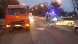 В столкновении ВАЗ-2114 с КамАЗом пострадали два человека