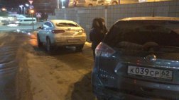 На заводском проезде автомобиль упал с парковки
