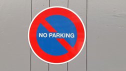 С 1 по 30 августа у здания школы №8 по пр. Щедрина будет запрещена стоянка авто
