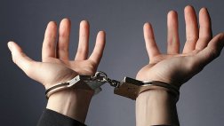 Злоумышленника, подозреваемого в повреждении такси у торгового центра, задержали