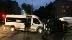 На улице Гагарина маршрутное такси опрокинуло «Митсубиси»