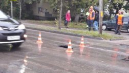 На проезжей части улицы Чкалова образовался провал. Движение затруднено