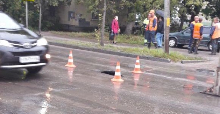 На проезжей части улицы Чкалова образовался провал. Движение затруднено
