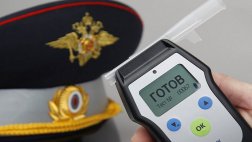 Нетрезвый водитель УАЗа во время задержания разбил лобовое стекло патрульного автомобиля