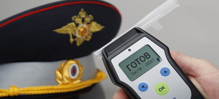 Нетрезвый водитель УАЗа во время задержания разбил лобовое стекло патрульного автомобиля