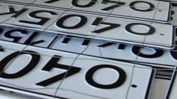 В автосалонах могут начать выдавать номера