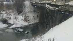В Рязани с моста через Павловку на Московском шоссе вновь упал автомобиль
