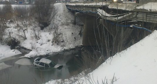 В Рязани с моста через Павловку на Московском шоссе вновь упал автомобиль