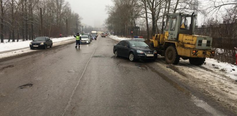 22-летний рязанец на улице Черновицкой совершил столкновение с фронтальным погрузчиком