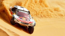 Автобалет в пустыне в супер медленном воспроизведении с Peugeot 3008