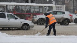 Днем 12 декабря в работах по расчистке улиц от снега было задействовано около 30 единиц снегоуборочной техники