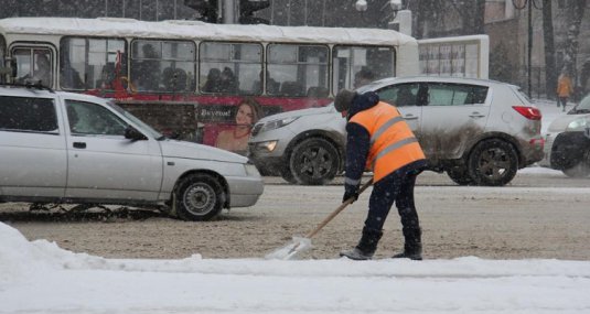 Днем 12 декабря в работах по расчистке улиц от снега было задействовано около 30 единиц снегоуборочной техники
