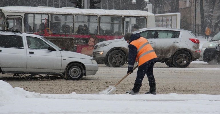 Днем 12 декабря в работах по расчистке улиц от снега было задействовано около 30 единиц снегоуборочной техники