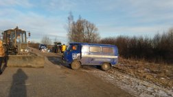 У деревни Елизаветино произошло столкновение трактора с автомобилем «УАЗ»