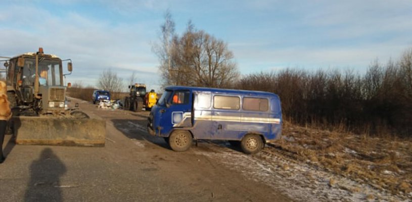 У деревни Елизаветино произошло столкновение трактора с автомобилем «УАЗ»