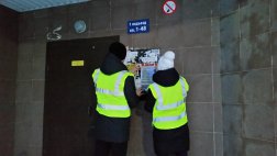 Сотрудники рязанской ГИБДД и волонтеры разместили памятки по соблюдению ПДД в многоквартирных домах