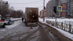 На улице Зубковой под колеса фуры попала 22-летняя девушка
