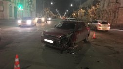 В столкновении двух автомобилей на ул.Ленина пострадало два пешехода
