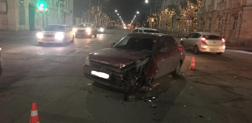 В столкновении двух автомобилей на ул.Ленина пострадало два пешехода