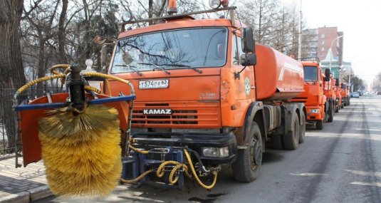 11 специализированных машин в две смены подметают и моют Рязань