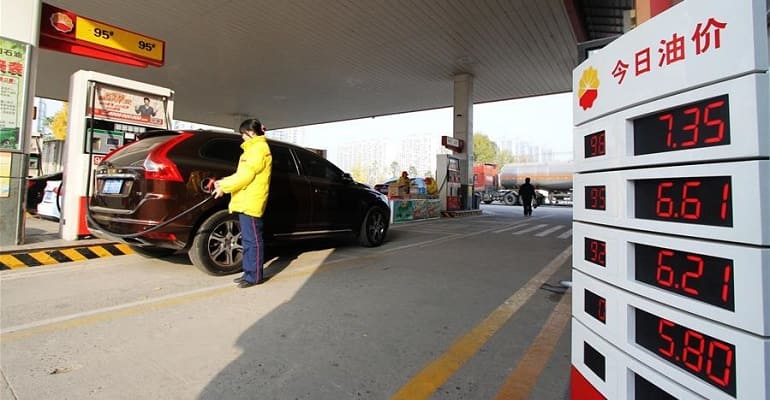 В Китае дешевеет бензин