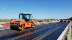 На мосту через реку Ока укладывают асфальт