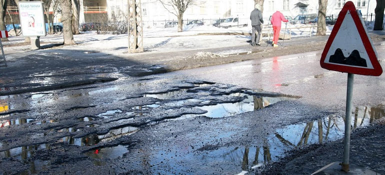 В Рязани продолжаются работы по ликвидации выбоин в асфальтобетонном покрытии городских дорог