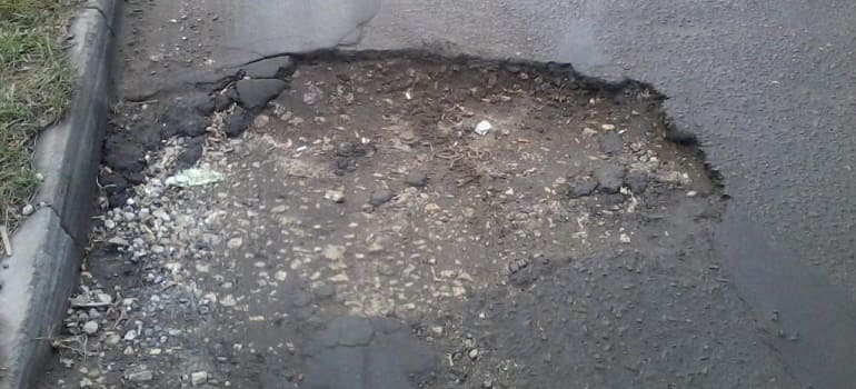 За прошедшую неделю на 22 участках улично-дорожной сети города были проведены работы по заделке аварийных выбоин