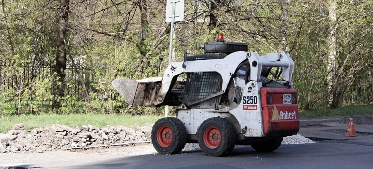 С начала года работы по заделке аварийных выбоин в асфальтобетонном покрытии на территории Рязани проведены на 128 улицах
