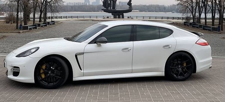 Владельцев более 2-х тысяч Porsche Panamera рекомендуют парковать свой автомобиль на улице, на расстояния от других автомобилей и зданий