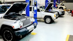 Chrysler модели Pacifica и Jeep моделей Grand Cherokee, Compass, Cherokee и Wrangler ждут на сервисе для ремонта
