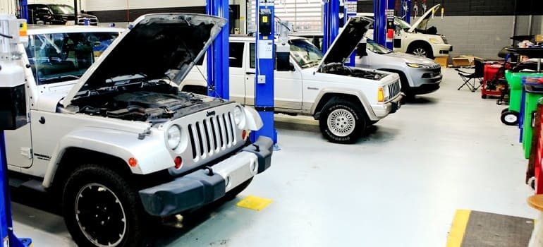 Chrysler модели Pacifica и Jeep моделей Grand Cherokee, Compass, Cherokee и Wrangler ждут на сервисе для ремонта