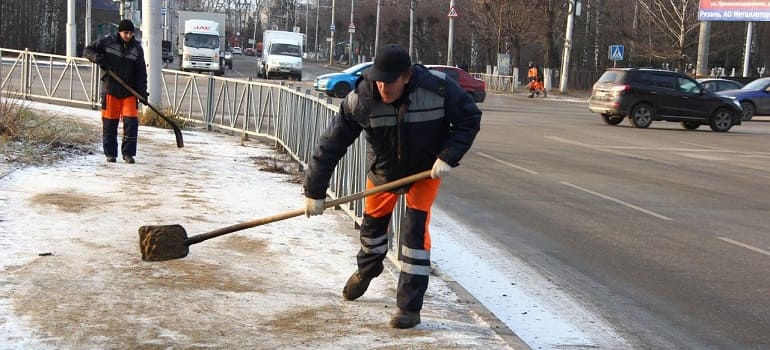 В связи с образованием гололеда коммунальные службы Рязани переведены в усиленный режим работы