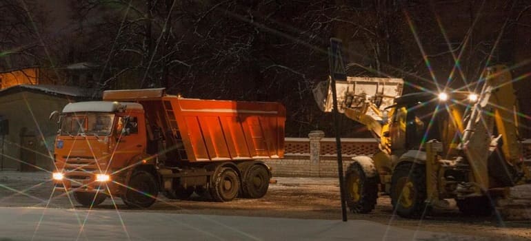 Продолжается уборка города от выпавшего снега