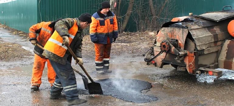 На прошлой неделе отремонтировано более 440 квадратных метров дорожного полотна