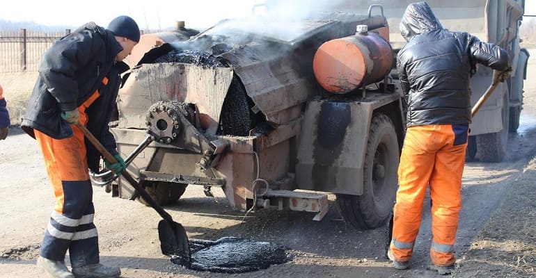 Продолжается ямочный ремонт дорог литой асфальтобетонной смесью