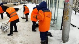 Сотрудники Дирекции благоустройства вышли на уборку города от снега. Уборка города продолжится в выходные дни