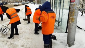 Сотрудники Дирекции благоустройства вышли на уборку города от снега. Уборка города продолжится в выходные дни