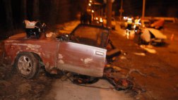 На улице Промышленной ВАЗ-2107 разорвало на части
