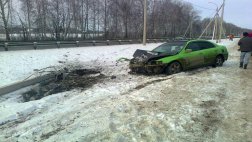 На 210 километре М5 Honda совершила столкновение со столбом