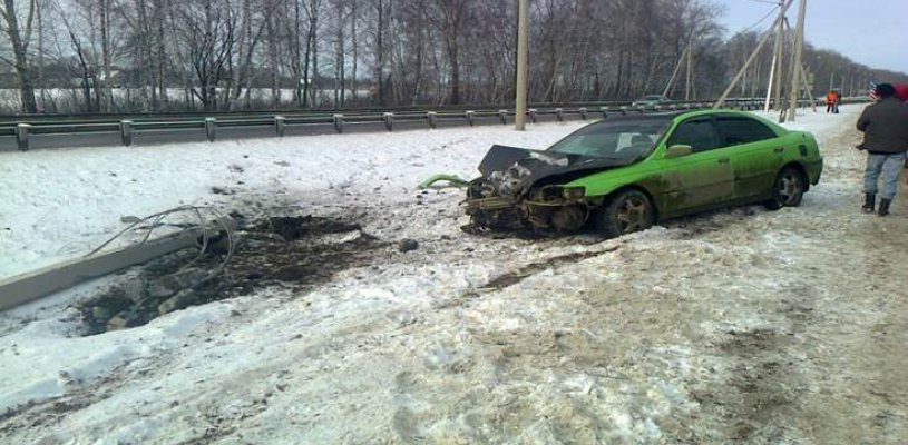 На 210 километре М5 Honda совершила столкновение со столбом