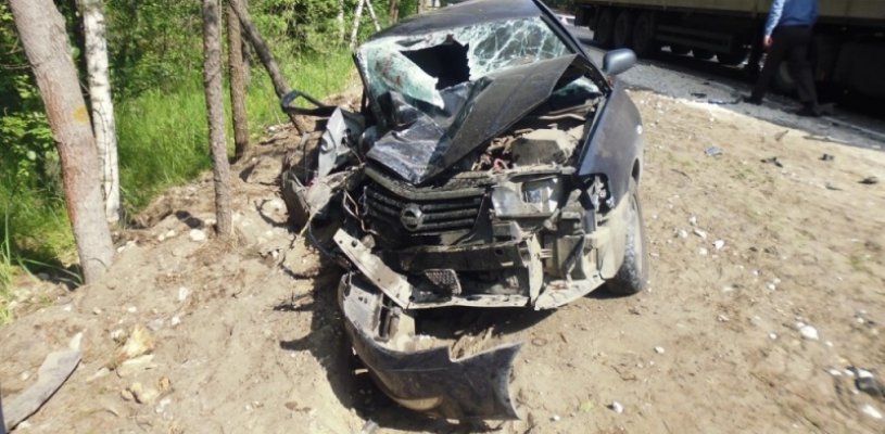 В Клепиковском районе на 21 км дороги Клепики-Рязань Nissan влетел под фуру из Польши