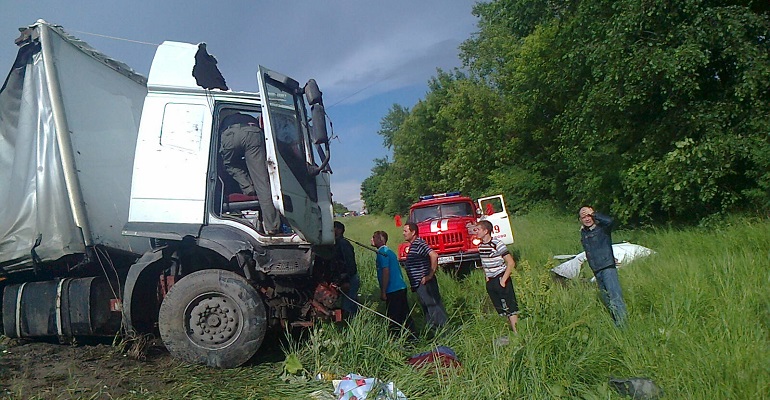 На 399 километре М5 столкнулись три фуры и внедорожник