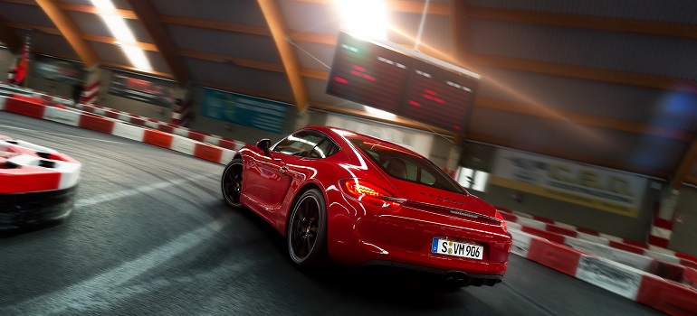 Porsche Cayman GTS осваивает карт-трек