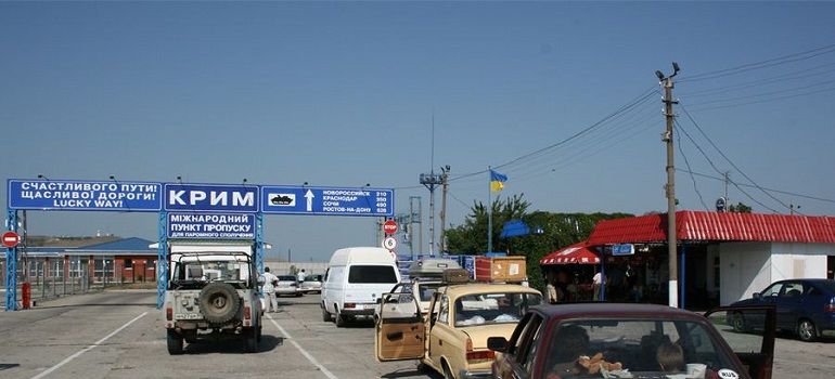 Крымская переправа не справляется с потоком отдыхающих на автомобилях