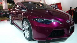 Сроки выхода гибридного Toyota Prius вновь перенесены