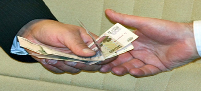 Попытка дать инспектору ДПС взятку обернулась штрафом в 40 тыс. рублей