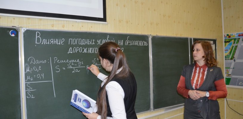 Инспектора ГИБДД провели со старшекласниками уроки безопасности